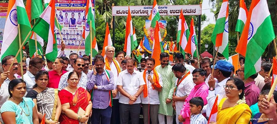 ಬೈಲಹೊಂಗಲದಲ್ಲಿ ಬಿಜೆಪಿ ಮಂಡಲ, ವಿವಿಧ ಸಂಘಟನೆಗಳಿಂದ ಮಂಗಳವಾರ ಬೃಹತ್ ತಿರಂಗಾ ಯಾತ್ರೆ ನಡೆಯಿತು 