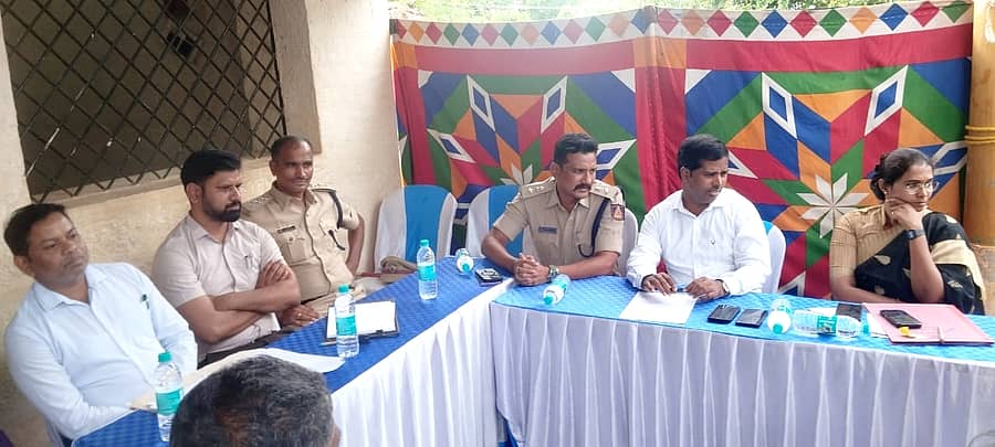 ಹಲಗೂರು ಸಮೀಪದ ಅಂತರವಳ್ಳಿ ಗ್ರಾಮದಲ್ಲಿ ನಡೆದ ಶಾಂತಿ ಸಭೆಯಲ್ಲಿ ಜಿಲ್ಲಾಧಿಕಾರಿ ಕುಮಾರ ಮಾತನಾಡಿದರು