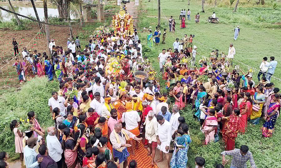 ಹಿರೀಸಾವೆ ಹೋಬಳಿಯ ಕೊಳ್ಳೇನಹಳ್ಳಿಯಲ್ಲಿ ರೇಣುಕಾ ಯಲ್ಲಮ್ಮ ದೇವಿಯ ಜಾತ್ರಾ ಮಹೋತ್ಸವ ಮಂಗಳವಾರ ಜರುಗಿತು.
