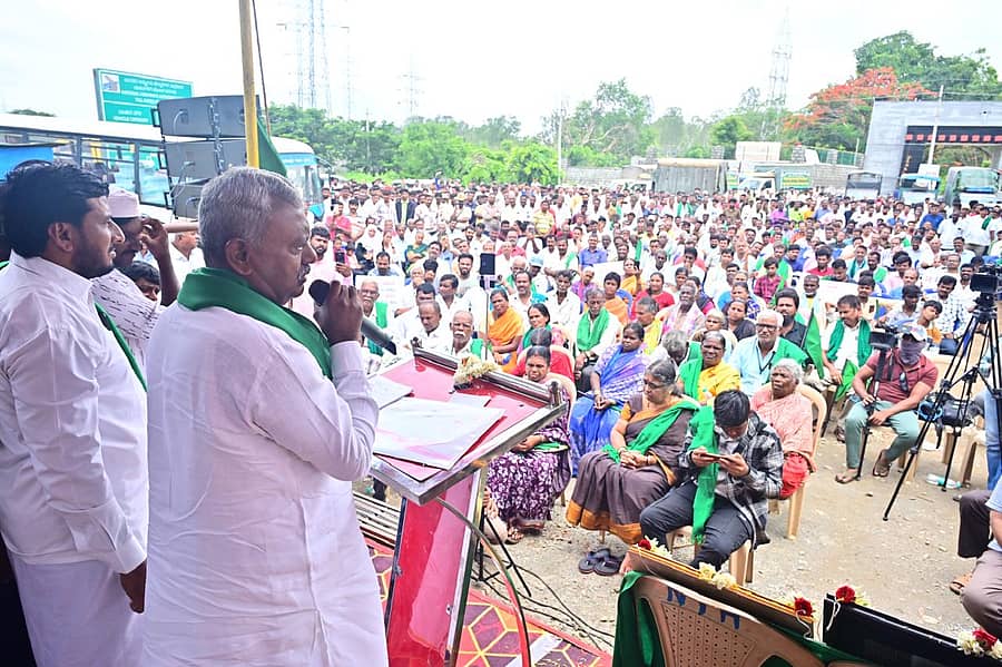ಪ್ರತಿಭಟನೆಯಲ್ಲಿ ಎಸ್.ಟಿ.ಸೋಮಶೇಖರ್‌ ಮಾತನಾಡಿದರು. ಸಂತೋಷ್‌ ಹೆಗ್ಡೆ,  ಸಿ.ಪುಟ್ಟಸ್ವಾಮಿ, ನದೀಂ ಉಪಸ್ಥಿತರಿದ್ದರು
