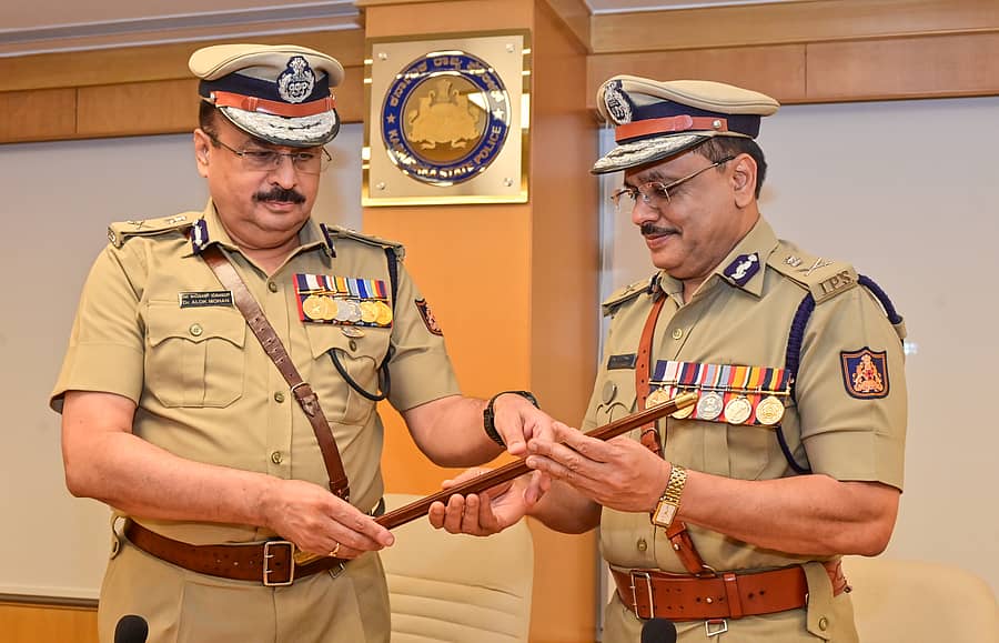 <div class="paragraphs"><p>ರಾಜ್ಯ ಪೊಲೀಸ್‌ ಮಹಾನಿರ್ದೇಶಕರಾಗಿ ಡಾ.ಎಂ.ಎ. ಸಲೀಂ (ಬಲಬದಿ) ಅವರು ಅಲೋಕ್‌ ಮೋಹನ್ ಅವರಿಂದ ಅಧಿಕಾರ ಸ್ವೀಕರಿಸಿದರು</p></div>