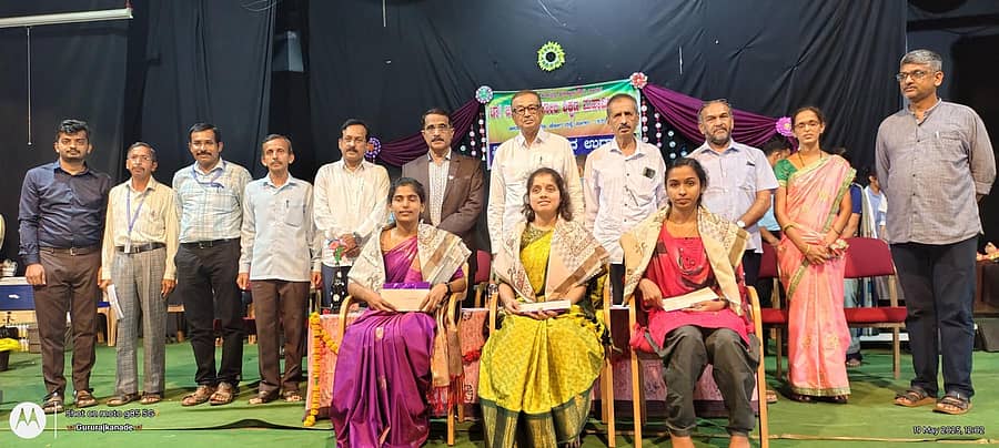 ಸಾಗರದ ನಾರಿಬೋಲಿ ಶಿಕ್ಷಣ ಮಹಾವಿದ್ಯಾಲಯದಲ್ಲಿ ಈಚೆಗೆ ನಡೆದ ರಕ್ತದಾನ ಶಿಬಿರದಲ್ಲಿ ಪ್ರತಿಭಾವಂತ ವಿದ್ಯಾರ್ಥಿಗಳನ್ನು ಪುರಸ್ಕರಿಸಲಾಯಿತು.