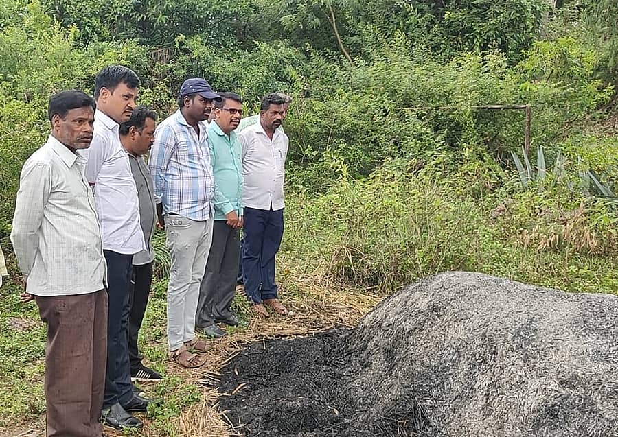 ಕೆ.ಆರ್‌ ಪೇಟೆ ತಾಲ್ಲೂಕಿನ ಕತ್ತರ ಘಟ್ಟ ಗ್ರಾಮಕ್ಕೆ ರಾಜ್ಯ ಬಿಎಸ್‌ಪಿ ಅಧ್ಯಕ್ಷ  ಕೃಷ್ಣಮೂರ್ತಿ ಭೇಟಿ ನೀಡಿ ದಲಿತ ಯುವಕನ ಶವ ಸಿಕ್ಕಿದ ಸ್ಥಳ ಪರಿಶೀಲಿಸಿದರು