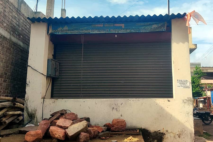 <div class="paragraphs"><p>ಬನಹಟ್ಟಿಯ ಮಂಗಳವಾರ ಪೇಟೆ ನೀಲಕಂಠೇಶ್ವರ ಮಠದ ಹತ್ತಿರ ಶುದ್ಧ ಕುಡಿಯುವ ನೀರಿನ ಘಟಕ ಸ್ಥಗಿತವಾಗಿದೆ</p></div>