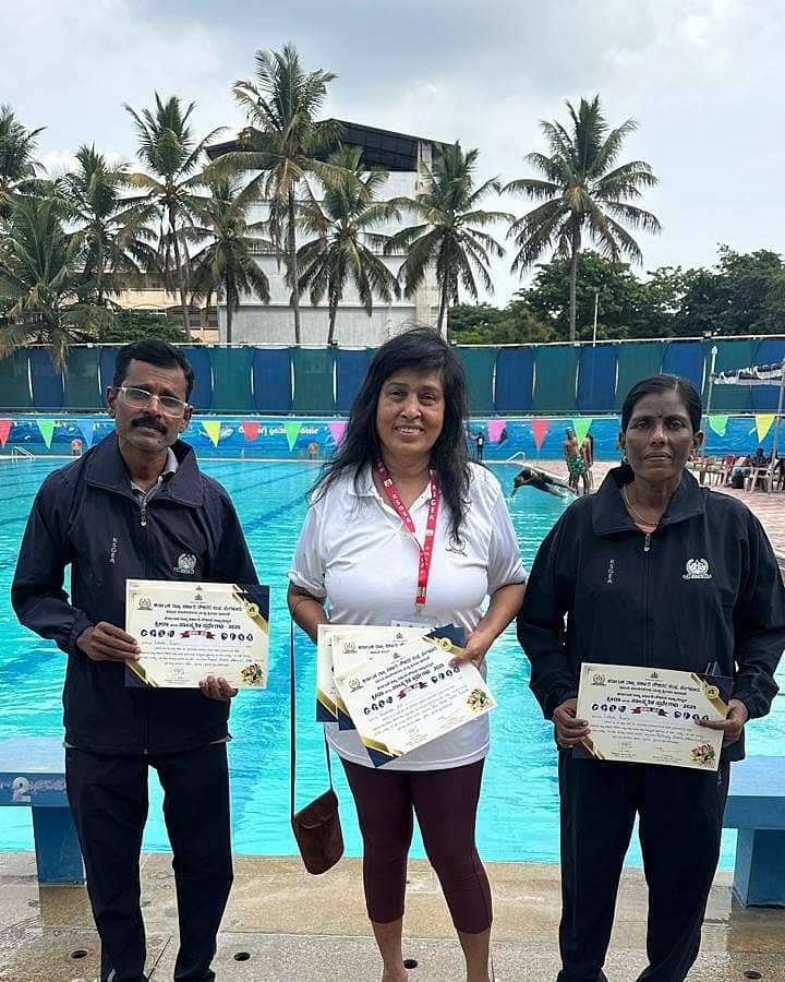 ಶಿವಮೊಗ್ಗದಲ್ಲಿ ನಡೆದ ರಾಜ್ಯಮಟ್ಟದ ಸರ್ಕಾರಿ ನೌಕರರ ಕ್ರೀಡಾಕೂಟದ ಈಜು ಸ್ಪರ್ಧೆಯಲ್ಲಿ ಪದಕ ಜಯಿಸಿದ ಕಲಬುರಗಿಯ ಈಜುಪಟುಗಳಾದ ಲೋಕೇಶ್ ಪೂಜಾರ್, ರಾಜಶ್ರೀ ಎಂ.ಎಸ್. ಮತ್ತು ರೇಖಾ ಯಾನಿ