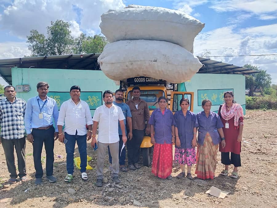 ಕಲಬುರಗಿ ತಾಲ್ಲೂಕಿನ ನಂದಿಕೂರ ಗ್ರಾಮ ಪಂಚಾಯಿತಿಯಿಂದ ಸಂಗ್ರಹಿಸಿದ ಒಣ ತ್ಯಾಜ್ಯವನ್ನು ಗುರುವಾರ ಮಾರಾಟ ಮಾಡಲಾಯಿತು