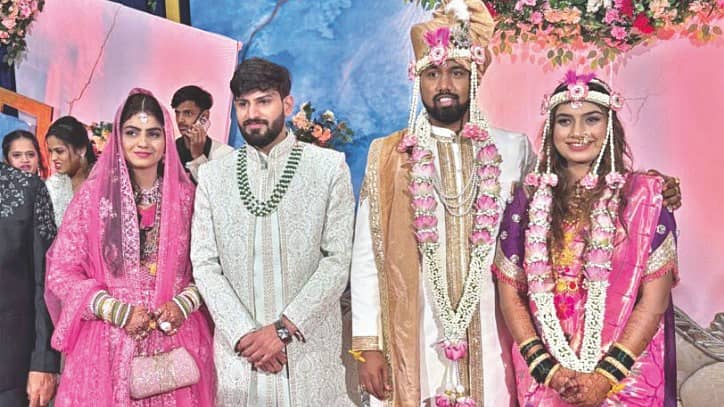 <div class="paragraphs"><p>ಒಂದೇ ವೇದಿಕೆಯಲ್ಲಿ ಎರಡು ಕುಟುಂಬದ ವಧು–ವರರು</p></div>