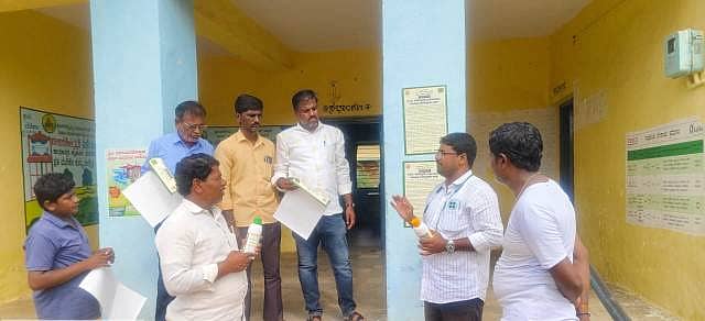 ವಡಗೇರಾದ ಗ್ರಾಮ ಪಂಚಾಯಿತಿ ಆವರಣದಲ್ಲಿ ಡಿಎಪಿ ರಸಗೊಬ್ಬರಕ್ಕೆ ಪರ್ಯಾಯವಾಗಿ ಸಂಯುಕ್ತ ರಸಗೊಬ್ಬರ ಬಳಕೆ ವಿಧಾನ ಕುರಿತು ರೈತರಿಗೆ ರೈತ ಸಂಪರ್ಕ ಕೇಂದ್ರದ ಕೃಷಿ ಅಧಿಕಾರಿ ಗಣಪತಿ ಮಾಹಿತಿ ನೀಡಿದರು 