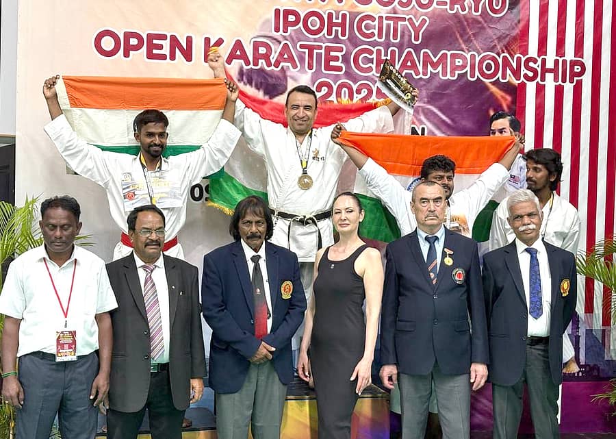 ಹಗರಿಬೊಮ್ಮನಹಳ್ಳಿಯ ಟ್ರೇಡಿಷನಲ್ ಶೊಟೊಕಾನ್ ಕರಾಟೆ ಅಕಾಡೆಮಿ ಕರ್ನಾಟಕ ಹಾಗೂ ಕರ್ಮಯೋಗ ಟ್ರಸ್ಟ್‌ನ ಕರಾಟೆ ಪಟು ನಬೀ ಸಾಹೇಬ್ (ಎಡದಿಂದ ಮೊದಲನೆಯವರು) ಮಲೇಷಿಯಾದಲ್ಲಿ ನಡೆದ ಕರಾಟೆ ಪಂದ್ಯಾವಳಿಯಲ್ಲಿ ಜಯಗಳಿಸಿ ಬಹುಮಾನ ಪಡೆದರು