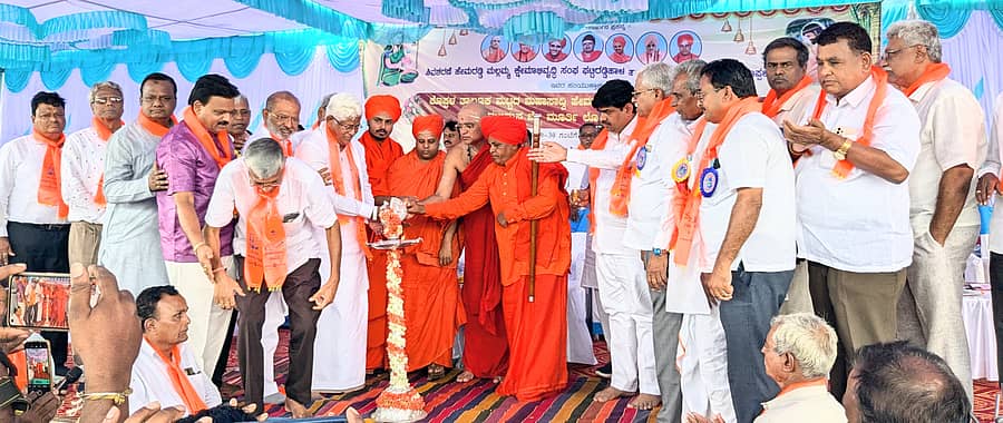ಅಳವಂಡಿ ಸಮೀಪದ ಘಟ್ಟಿರಡ್ಡಿಹಾಳ ಗ್ರಾಮದಲ್ಲಿ ಶಿವಶರಣೆ ಹೇಮರಡ್ಡಿ ಮಲ್ಲಮ್ಮನ ಜಯಂತಿ ಅಂಗವಾಗಿ ನಡೆದ ಧಾರ್ಮಿಕ ಸಭೆಗೆ ಎರೆಹೊಸಳ್ಳಿ ಹೇಮವೇಮ ರಡ್ಡಿಪೀಠದ ವೇಮನಾನಂದ ಸ್ವಾಮೀಜಿ ಚಾಲನೆ ನೀಡಿದರು.