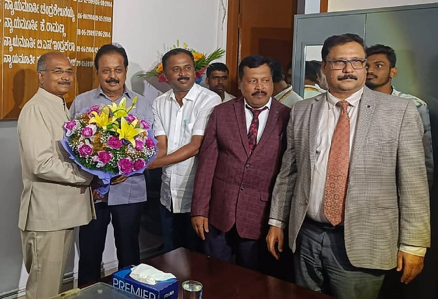 ಕರ್ನಾಟಕ ರಾಜ್ಯ ಗ್ರಾಹಕರ ವ್ಯಾಜ್ಯಗಳ ಪರಿಹಾರ ಆಯೋಗದ ಅಧ್ಯಕ್ಷರಾಗಿ ಅಧಿಕಾರ ಸ್ವೀಕರಿಸಿದ ನಿವೃತ್ತ ನ್ಯಾಯಮೂರ್ತಿ ಟಿ.ಜಿ. ಶಿವಶಂಕರೇಗೌಡ ಅವರನ್ನು ಕೃಷಿ ಸಚಿವ ಚಲುವರಾಯಸ್ವಾಮಿ, ವಿಧಾನ ಪರಿಷತ್ ಸದಸ್ಯ ದಿನೇಶ್ ಗೂಳಿಗೌಡ ಅಭಿನಂದಿಸಿದರು