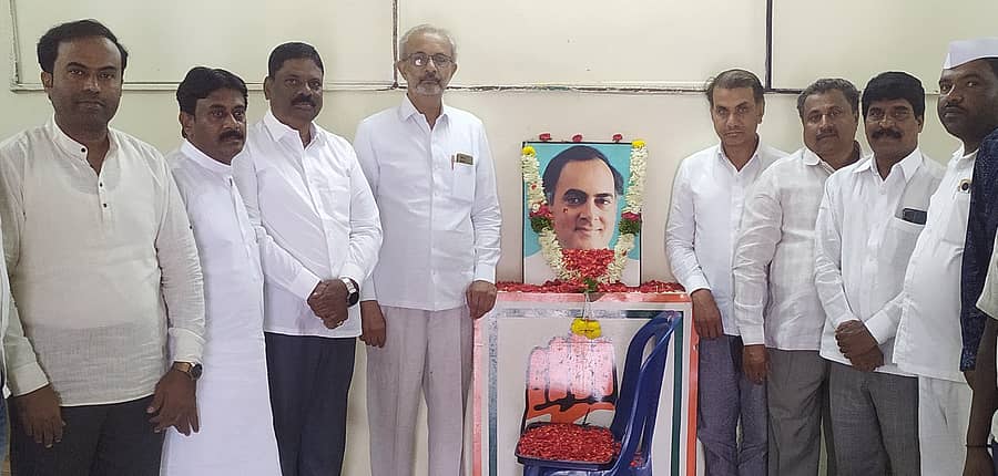 ಕಾಂಗ್ರೆಸ್ ಚಿತ್ರದುರ್ಗ ಜಿಲ್ಲಾ ಘಟಕದ ಕಚೇರಿಯಲ್ಲಿ ಮಾಜಿ ಪ್ರಧಾನಿ ರಾಜೀವ್ ಗಾಂಧಿ ಅವರ ಭಾವಚಿತ್ರಕ್ಕೆ ಜಿಲ್ಲಾ ಘಟಕದ ಅಧ್ಯಕ್ಷ ಎಂ.ಕೆ.ತಾಜ್ಪೀರ್ ಬುಧವಾರ ಪುಷ್ಪನಮನ ಸಲ್ಲಿಸಿದರು