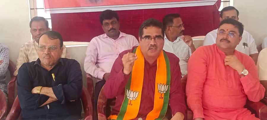 ಹಳಿಯಾಳದಲ್ಲಿ ಭಾರತೀಯ ಜನತಾ ಪಕ್ಷದ ವತಿಯಿಂದ ಏರ್ಪಡಿಸಲಾದ ಪತ್ರಿಕಾ ಘೋಷ್ಠಿಯಲ್ಲಿ ಜಿಲ್ಲಾಧ್ಯಕ್ಷ ಎಂಎಸ್ ಹೆಗಡೆ ಮಾತನಾಡಿದರು ಮಾಜಿ ವಿಧಾನ ಪರಿಷತ್ ಸದಸ್ಯ ಎಸ್‌ ಎಲ್‌ ಘೋಟ್ನೆಕರ, ಮಾಜಿ ಶಾಸಕ ಸುನಿಲ್ ಹೆಗಡೆ ಮತ್ತಿತರರು ಪಾಲ್ಗೊಂಡಿದ್ದರು