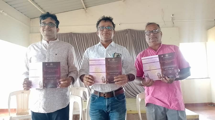 ಹೊನ್ನಾವರ ತಾಲ್ಲೂಕಿನ ಕವಲಕ್ಕಿಯಲ್ಲಿ ನಡೆಯಲಿರುವ ಯಕ್ಷಗಾನ ಹಬ್ಬದ ಆಮಂತ್ರಣ ಪತ್ರಿಕೆಯನ್ನು ಯಕ್ಷಗಾನ ಅಕಾಡೆಮಿ ಸದಸ್ಯ ವಿದ್ಯಾಧರ ಜಳವಳ್ಳಿ ಬಿಡುಗಡೆಗೊಳಿಸಿದರು