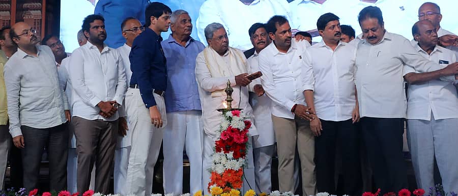 ಕೆ.ಆರ್. ನಗರ ವಿಧಾನಸಭಾ ಕ್ಷೇತ್ರದಲ್ಲಿ ಕೈಗೊಂಡಿರುವ ಅಭಿವೃದ್ಧಿ ಕಾಮಗಾರಿಗಳ ಉದ್ಘಾಟನೆ ಹಾಗೂ ಶಂಕುಸ್ಥಾಪನೆಯನ್ನು ಮುಖ್ಯಮಂತ್ರಿ ಸಿದ್ದರಾಮಯ್ಯ ಶುಕ್ರವಾರ ನೆರವೇರಿಸಿದರು