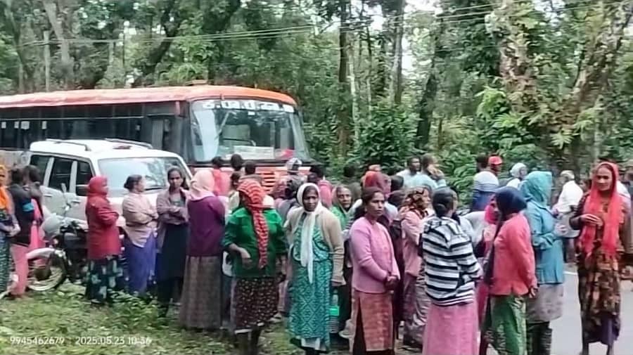 ಪ್ರತಿಭಟನಾ ಸ್ಥಳದಲ್ಲಿ ಸೇರಿದ್ದ ಕೂಲಿಕಾರ್ಮಿಕ ಮಹಿಳೆಯರು