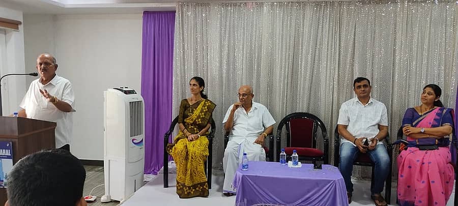 ಪುತ್ತೂರಿನ ಪ್ರಶಾಂತ್ ಮಹಲ್ನಲ್ಲಿ ಶುಕ್ರವಾರ ಹಮ್ಮಿಕೊಂಡಿದ್ದ ಸವಣೂರು ವಿದ್ಯಾರಶ್ಮಿಯ ಶಿಕ್ಷಕರಿಗೆ ಹಮ್ಮಿಕೊಂಡಿದ್ದ ಅಭಿನಂದನಾ ಕಾರ್ಯಕ್ರಮದಲ್ಲಿ ವಿದ್ಯಾರಶ್ಮಿ ಸಮೂಹ ಶಿಕ್ಷಣ ಸಂಸ್ಥೆಗಳ ಸಂಚಾಲಕ ಕೆ.ಸೀತಾರಾಮ ರೈ ಸವಣೂರು ಮಾತನಾಡಿದರು