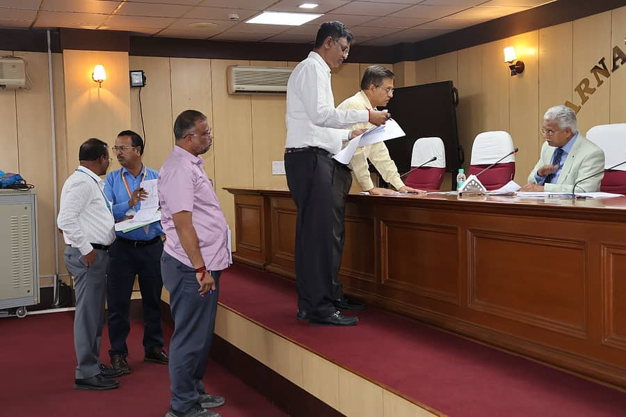 ವಿಚಾರಣೆ ವೇಳೆ ಅಧಿಕಾರಿಗಳು ಲೋಕಾಯುಕ್ತರಿಗೆ ವಿವರಣೆ ನೀಡಿದರು