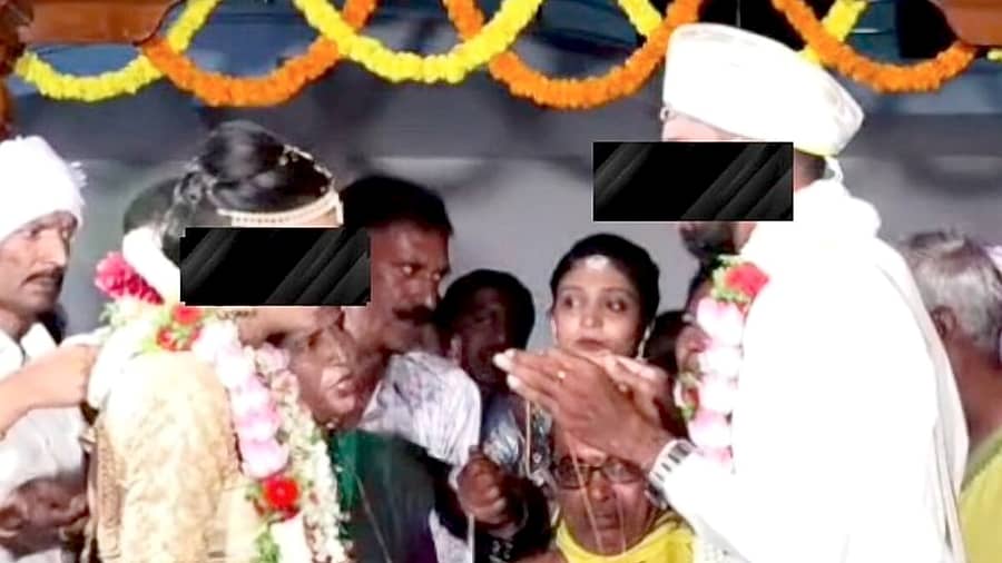 <div class="paragraphs"><p>ತಾಳಿ ಕಟ್ಟುವ ವೇಳೆ ಮದುವೆ ಬೇಡ ಎಂದ ವಧು! ಕಂಗಾಲಾದ ವರ; ಮುರಿದು ಬಿದ್ದ ವಿವಾಹ</p></div>