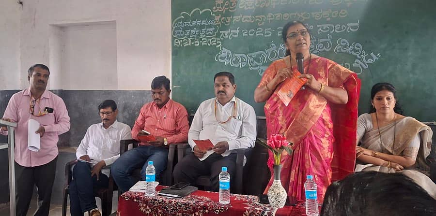 ಹುಕ್ಕೇರಿ ತಾಲ್ಲೂಕಿನ ಯಮಕನಮರಡಿ ಕ್ಷೇತ್ರದ ಶಾಲೆಗಳ ಶಾಲಾ ಪ್ರಾರಂಭೋತ್ಸವ ಪೂರ್ವಭಾವಿ ಸಭೆಯಲ್ಲಿ ಕ್ಷೇತ್ರ ಶಿಕ್ಷಣಾಧಿಕಾರಿ ಪ್ರಭಾವತಿ ಪಾಟೀಲ ಮಾತನಾಡಿದರು