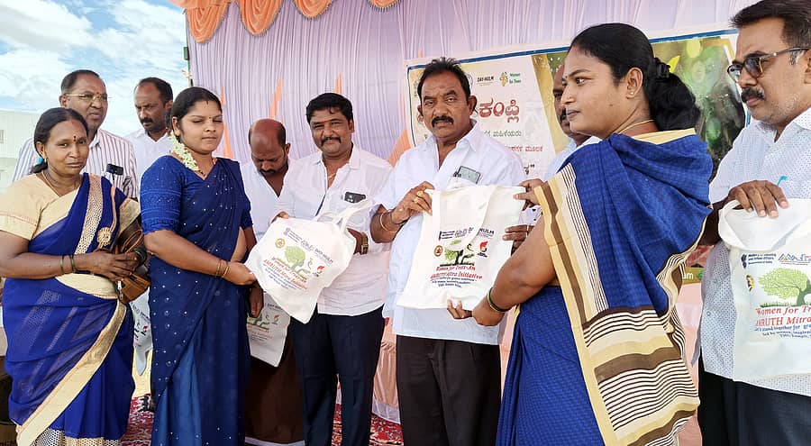 ಕಂಪ್ಲಿ ಪುರಸಭೆ ಆಡಳಿತದಿಂದ ಅಮೃತ 2.0 ಯೋಜನೆಯಡಿ ತಾಯಿ ಹೆಸರಿನಲ್ಲೊಂದು ಸಸಿ ನೆಡುವ ಕಾರ್ಯಕ್ರಮಕ್ಕೆ ಶುಕ್ರವಾರ ಚಾಲನೆ ನೀಡಿದ ಪುರಸಭೆ ಅಧ್ಯಕ್ಷ ಭಟ್ಟ ಪ್ರಸಾದ್  ಮಹಿಳಾ ಸ್ವ ಸಹಾಯ ಗುಂಪಿನ ಕಾರ್ಯಕರ್ತೆಯರಿಗೆ ಕಿಟ್‍ಗಳನ್ನು ವಿತರಿಸಿದರು        