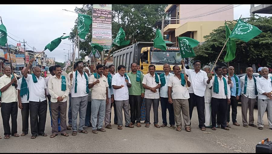 ಲಿಂಕ್ ಕೆನಾಲ್ ಕಾಮಗಾರಿ ವಿರೋಧಿಸಿ ರೈತಸಂಘದಿಂದ ಪ್ರತಿಭಟನೆ ನಡೆಯಿತು