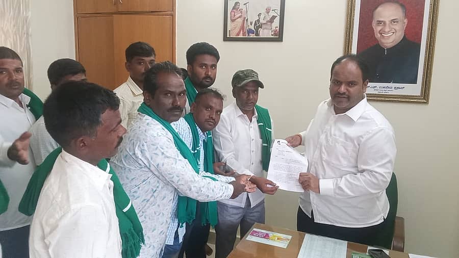 ಗುಂಡ್ಲುಪೇಟೆ ತಾಲ್ಲೂಕಿನ ಶಿವಪುರ ಗ್ರಾಮಕ್ಕೆ ವಿವಿಧ ಇಲಾಖೆ ಹಾಗೂ ಶಾಸಕರ ಅನುದಾನದಲ್ಲಿ ಮೂಲಭೂತ ಸೌಕರ್ಯಗಳನ್ನು ಕಲ್ಪಿಸಿಕೊಡುವಂತೆ ಕರ್ನಾಟಕ ರಾಜ್ಯ ರೈತ ಸಂಘ ಹಾಗೂ ಗ್ರಾಮಸ್ಥರು ಶಾಸಕ ಎಚ್.ಎಂ.ಗಣೇಶಪ್ರಸಾದ್ಗೆ ಮನವಿ ಸಲ್ಲಿಸಿದರು.