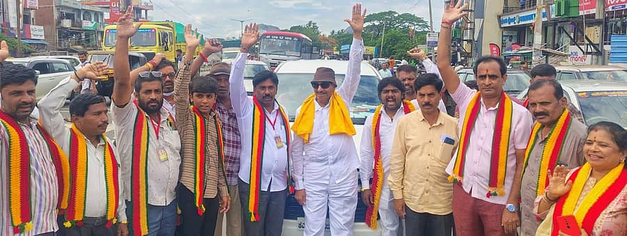 ರಾಮನಗರ ಜಿಲ್ಲೆ ಹೆಸರನ್ನು ಬೆಂಗಳೂರು ದಕ್ಷಿಣ ಎಂದು ಬದಲಾಯಿಸಿರುವುದನ್ನು ವಿರೋಧಿಸಿ, ಕನ್ನಡ ಚಳವಳಿ ವಾಟಾಳ್ ಪಕ್ಷದ ವಾಟಾಳ್ ನಾಗರಾಜ್ ನೇತೃತ್ವದಲ್ಲಿ, ನಗರದದ ಐಜೂರು ವೃತ್ತದಲ್ಲಿ ಪ್ರತಿಭಟನೆ ನಡೆಯಿತು