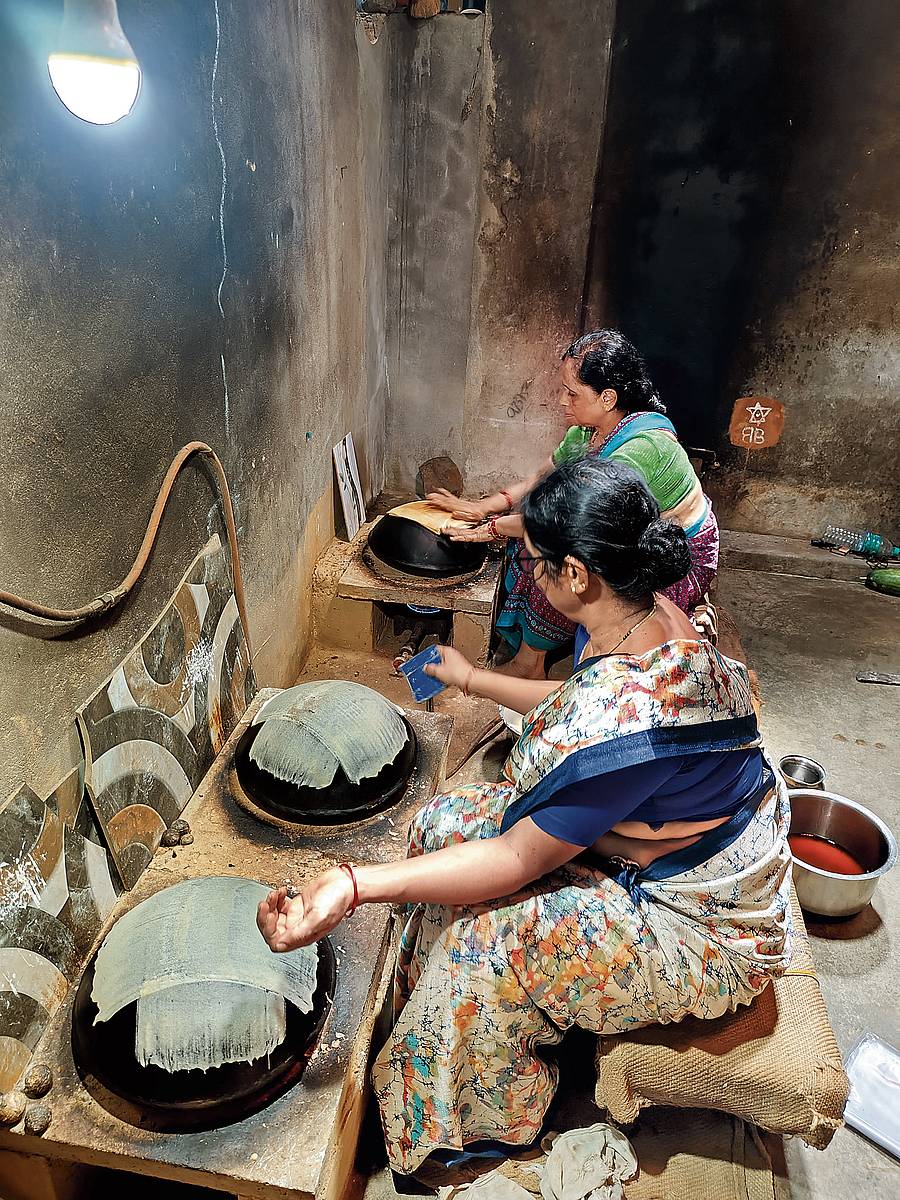 ಗಡಿಗೆ ಮೇಲೆ ತೊಡೆದೇವು ಮಾಡುತ್ತಿರುವ ಮಾದ್ನಕಳ್‌ನ ಕುಸುಮ ಕೃಷ್ಣ ಹೆಗಡೆ ಹಾಗೂ ಲಕ್ಷ್ಮಿ ಹೆಗಡೆ.