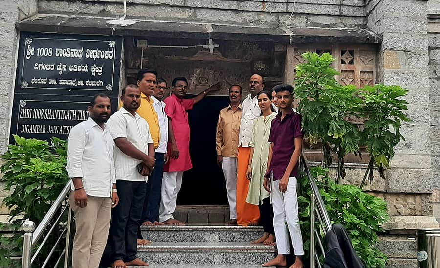 ಶಹಾಬಾದ್ ತಾಲ್ಲೂಕಿನ ಭಂಕೂರ ಗ್ರಾಮದ ಜೈನ ಶಾಂತಿನಾಥ ತೀರ್ಥಂಕರ ಮಂದಿರಕ್ಕೆ ಕಲಬುರಗಿಯ ಬಸವೇಶ್ವರ ಸಮಾಜ ಸೇವಾ ಬಳಗದವರು ಭೇಟಿ ನೀಡಿದರು