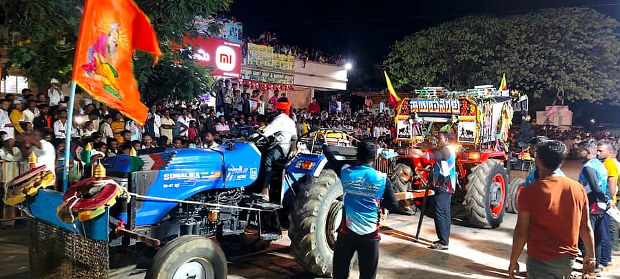 ನಾಲತವಾಡ ಗ್ರಾಮ ದೇವತೆ ಜಾತ್ರೆ ಅಂಗವಾಗಿ ಬಜಾರ್ನಲ್ಲಿ ಟ್ರಾಕ್ಟರ್ ರೇಸ್ ನಡೆಯಿತು