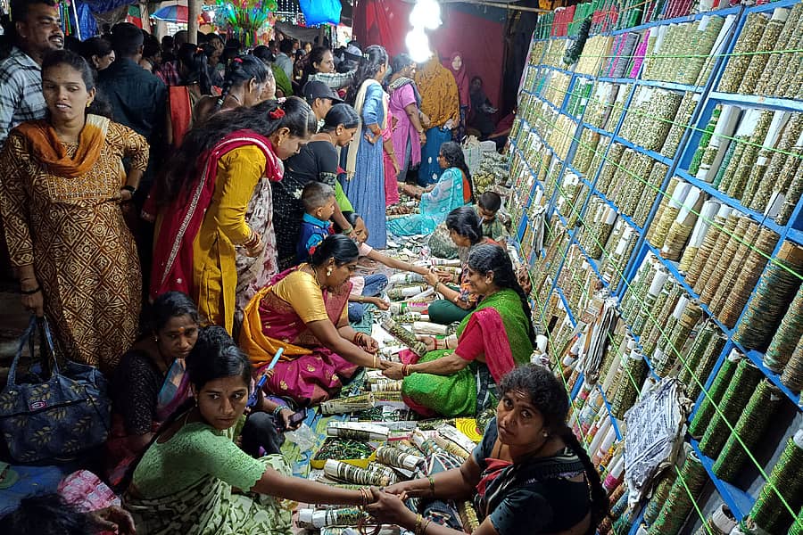 ಕೂಡ್ಲಿಗಿ ಪಟ್ಟಣದ ಗ್ರಾಮ ದೇವತೆ ಊರಮ್ಮ ದೇವಿ ಜಾತ್ರೆಯಲ್ಲಿ ಬಳೆ ತೊಡಿಸಿಕೊಳ್ಳುತ್ತಿರುವ ಮಹಿಳೆಯರು 