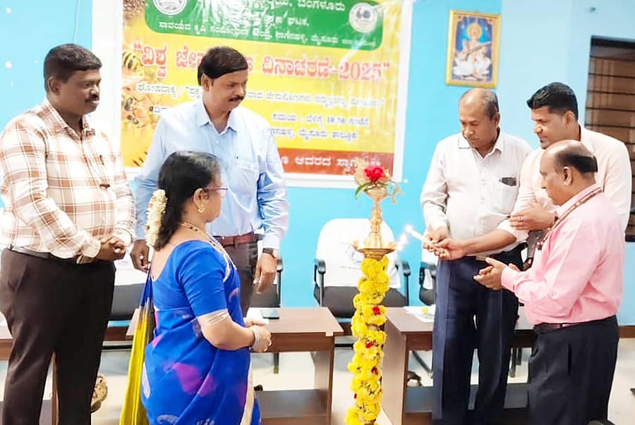 ನಾಗನಹಳ್ಳಿಯ ವಿಸ್ತರಣಾ ಶಿಕ್ಷಣ ಘಟಕದಲ್ಲಿ ಈಚೆಗೆ ಆಯೋಜಿಸಿದ್ದ ವಿಶ್ವ ಜೇನು ನೋಣ ದಿನಾಚರಣೆಯನ್ನು ಎನ್. ಶಿವಕುಮಾರ್ ಉದ್ಘಾಟಿಸಿದರು