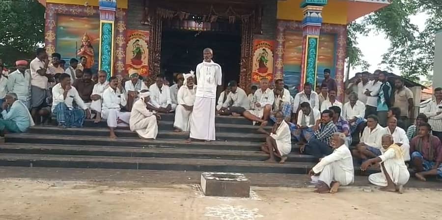 ಗುಂಡ್ಲುಪೇಟೆ ತಾಲ್ಲೂಕಿನ ಅಣ್ಣೂರುಕೇರಿ ಗ್ರಾಮದಲ್ಲಿ ಅಕ್ರಮ ಚಟುವಟಿಕೆಗಳ ತಡೆಗೆ ಈಚೆಗೆ ಗ್ರಾಮದ ಮುಖಂಡರು ಸಭೆ ನಡೆಸಿದ ದೃಶ್ಯ