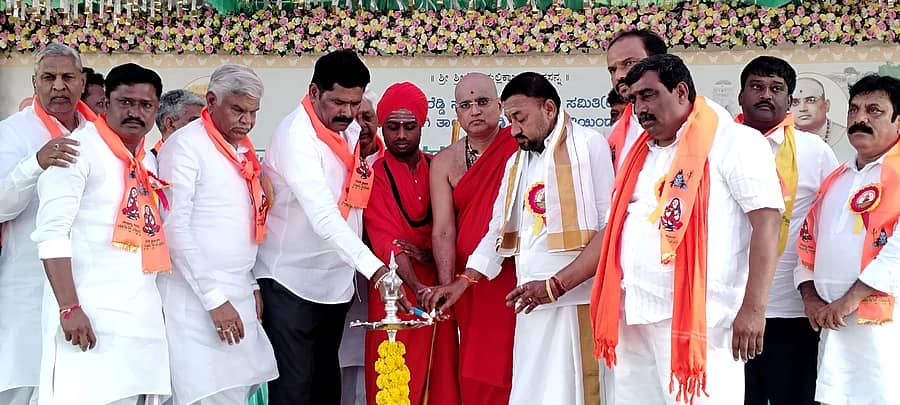 ಕಾರಟಗಿಯಲ್ಲಿ ಶನಿವಾರ ನಡೆದ ಶಿವಶರಣೆ ಹೇಮರೆಡ್ಡಿ ಮಲ್ಲಮ್ಮ ಜಯಂತ್ಯೋತ್ಸವ ಕಾರ್ಯಕ್ರಮಕ್ಕೆ ಜಿಲ್ಲಾ ಉಸ್ತುವಾರಿ ಸಚಿವ ಶಿವರಾಜ ತಂಗಡಗಿ, ಗಣ್ಯರು ಚಾಲನೆ ನೀಡಿದರು