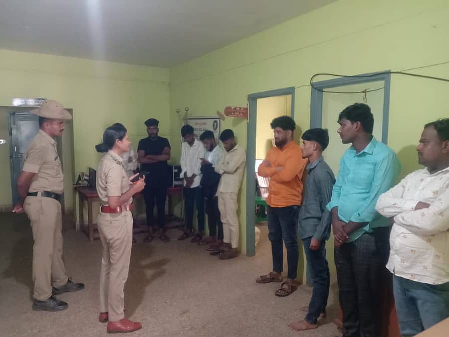 ಹಾವೇರಿ ಜಿಲ್ಲೆಯ ಹಾನಗಲ್ ಠಾಣೆಯಲ್ಲಿ ಪಿಎಸ್‌ಐ ದೀಪಾಲಿ ಅವರು ಆರೋಪಿಗಳ ವಿಚಾರಣೆ ನಡೆಸಿದರು