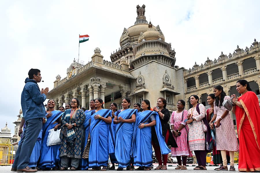ಪೌರ ಕಾರ್ಮಿಕರಿಗೆ, ವಿದ್ಯಾರ್ಥಿಗಳಿಗೆ ‘ವಿಧಾನಸೌಧ ಮಾರ್ಗದರ್ಶಿ ನಡಿಗೆ ಪ್ರವಾಸ’ದ ವೇಳೆ ವಿವರಣೆ ನೀಡಿದ ಮಾರ್ಗದರ್ಶಿ –ಪ್ರಜಾವಾಣಿ ಚಿತ್ರ