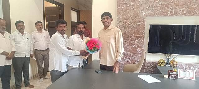 ವಡಗೇರಾ ಮಾಜಿ ಸಂಸದರಾದ ಡಿಕೆ ಸುರೇಶ ರವರು ಕನಕಪುರ ತಾಲ್ಲೂಕಿನ ಬಮೂಲ್ ಹಾಲು ಒಕ್ಕೂಟದ ನಿರ್ದೇಶಕ ಸ್ಥಾನಕ್ಕೆ ಸ್ಪರ್ಧಿಸಿ ಅವಿರೋಧವಾಗಿ ಆಯ್ಕೆಯಾಗಿರುವದಕ್ಕೆ ರಾಜ್ಯ ರೈತ ಸಂಘದ ಜಿಲ್ಲಾ ಪ್ರಧಾನ ಕಾರ್ಯದರ್ಶಿ ಮಂಜುನಾಥರೆಡ್ಡಿ ಚೆನ್ನೂರು ಜೆ. ನೇತೃತ್ವದಲ್ಲಿ ಬೆಂಗಳೂರಿನಲ್ಲಿ ಸನ್ಮಾನಿಸಲಾಯಿತು.