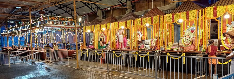 ಕಟೀಲು ದುರ್ಗಾಪರಮೇಶ್ವರಿ ದೇವಳದ ವಠಾರದಲ್ಲಿ ಆರೂ ಯಕ್ಷಗಾನ ಮೇಳದ ತಿರುಗಾಟದ ಸಮಾಪನ ಸೇವೆಯು ಭಾನುವಾರ ನಡೆಯಿತು
