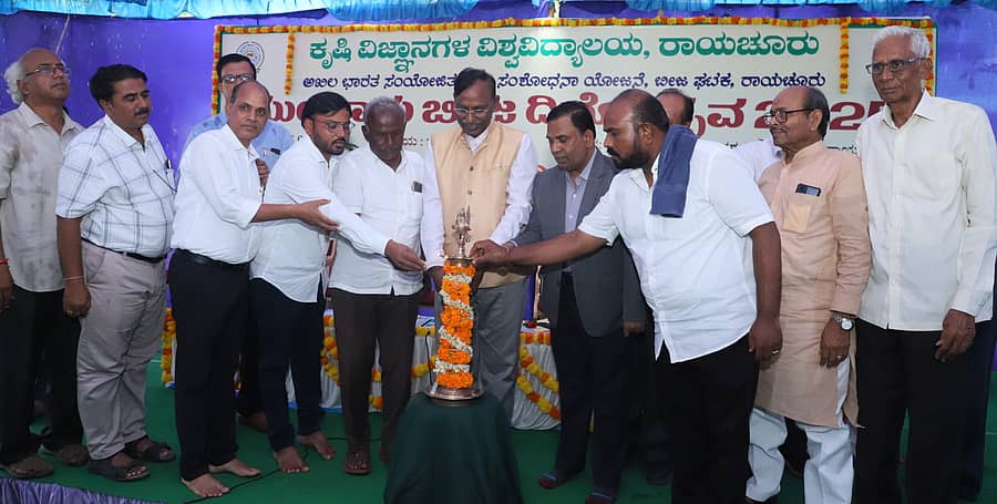 ರಾಯಚೂರಿನ ಕೃಷಿ ವಿಜ್ಞಾನಗಳ ವಿಶ್ವವಿದ್ಯಾಲಯದ ಬೀಜ ಘಟಕದ ಆವರಣದಲ್ಲಿ ಭಾನುವಾರ ಏರ್ಪಡಿಸಿದ್ದ ಮುಂಗಾರು ಬೀಜ ದಿನೋತ್ಸವ ಕಾರ್ಯಕ್ರಮವನ್ನು ಕುಲಪತಿ ಎಂ.ಹನುಮಂತಪ್ಪ ಉದ್ಘಾಟಿಸಿದರು