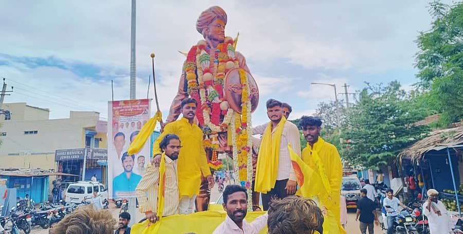 ಕುಷ್ಟಗಿಯಲ್ಲಿ ಸಂಗೊಳ್ಳಿ ರಾಯಣ್ಣ ಪ್ರತಿಮೆಯ ಮೆರವಣಿಗೆ ನಡೆಸಲಾಯಿತು