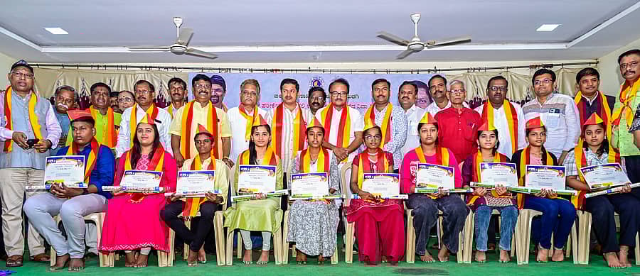 ಕಲಬುರಗಿಯ ಕನ್ನಡ ಭವನದಲ್ಲಿ ಭಾನುವಾರ ಎಸ್ಎಸ್ಎಲ್ಸಿ ಕನ್ನಡದಲ್ಲಿ ಹೆಚ್ಚು ಅಂಕ ಪಡೆದ ಮಕ್ಕಳಿಗೆ ‘ಹತ್ತರ ಕನ್ನಡಕೆ… ಗುಣಾಗ್ರಣಿ ಪ್ರಶಸ್ತಿ’ ಪ್ರದಾನ ಮಾಡಲಾಯಿತು. ಶಶೀಲ್ ನಮೋಶಿ, ಡಿಡಿಪಿಐ ಸೂರ್ಯಕಾಂತ ಮದಾನೆ, ವಿಜಯಕುಮಾರ ಪಾಟೀಲ ತೇಗಲತಿಪ್ಪಿ ಸೇರಿದಂತೆ ಹಲವರು ಪಾಲ್ಗೊಂಡಿದ್ದರು
–ಪ್ರಜಾವಾಣಿ ಚಿತ್ರ