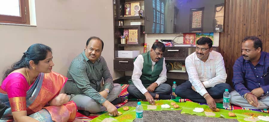 ಮುಳಬಾಗಿಲು ತಾಲ್ಲೂಕಿನ ಹನುಮನಹಳ್ಳಿಯಲ್ಲಿ ಸಮಾಜನತೆಗಾಗಿ ಸಹ ಭೋಜನದಲ್ಲಿ ಜಿಲ್ಲಾಧಿಕಾರಿ ಡಾ.ಎಂ.ಆರ್‌. ರವಿ, ಅಧಿಕಾರಿಗಳು ಮತ್ತು ಪರಿಶಿಷ್ಟರು ಒಟ್ಟಿಗೆ ಊಟ ಮಾಡಿದರು