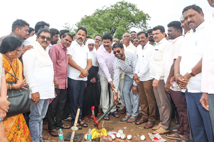 ಕನಕಗಿರಿಯಲ್ಲಿ ಪ್ರಜಾಸೌಧ( ಮಿನಿ ವಿಧಾನಸೌಧ) ಕಟ್ಟಡ ನಿರ್ಮಾಣ ಕಾಮಗಾರಿಗೆ ಜಿಲ್ಲಾ ಉಸ್ತುವಾರಿ ಸಚಿವ ಶಿವರಾಜ ತಂಗಡಗಿ ಅವರು ಭಾನುವಾರ ಭೂಮಿ ಪೂಜೆ ನೆರವೇರಿಸಿದರು