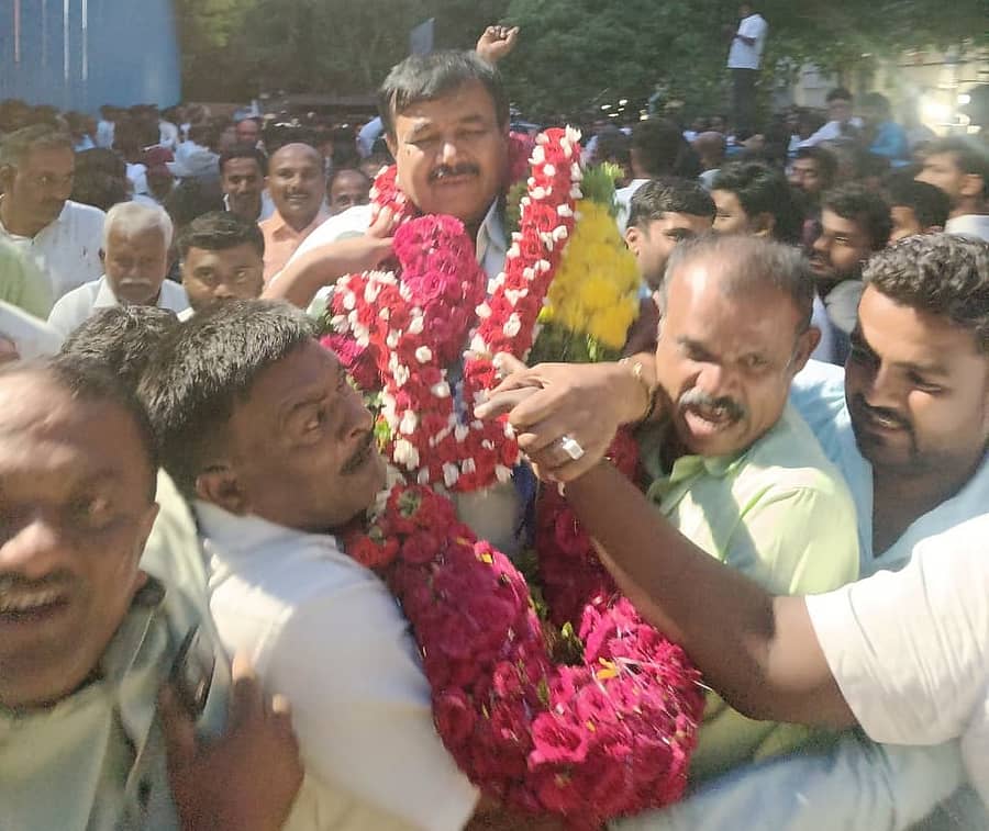 ರಾಮನಗರ ಕ್ಷೇತ್ರದಿಂದ ಗೆಲುವು ಸಾಧಿಸಿದ ಪಿ. ನಾಗರಾಜು ಅವರನ್ನು ಬೆಂಬಲಿಗರು ಎತ್ತಿಕೊಂಡು ಸಂಭ್ರಮಿಸಿದರು