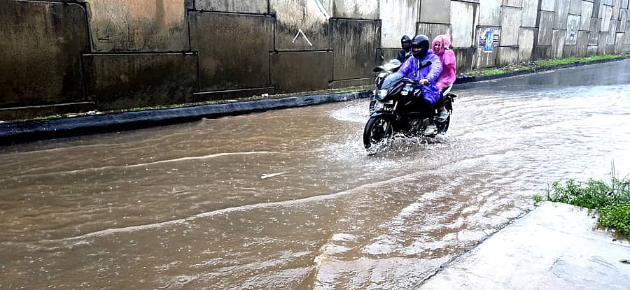 ಕುಂದಾಪುರ ನಗರದಲ್ಲಿ ಹಾದು ಹೋಗುವ ರಾಷ್ಟ್ರೀಯ ಹೆದ್ದಾರಿ 66 ರ ಸರ್ವಿಸ್ ರಸ್ತೆಯಲ್ಲಿ ಜೀವ ಕೈಯಲ್ಲಿ ಹಿಡಿದುಕೊಂಡು ಸಾಗುವ ದ್ವಿಚಕ್ರ ಸವಾರರು.