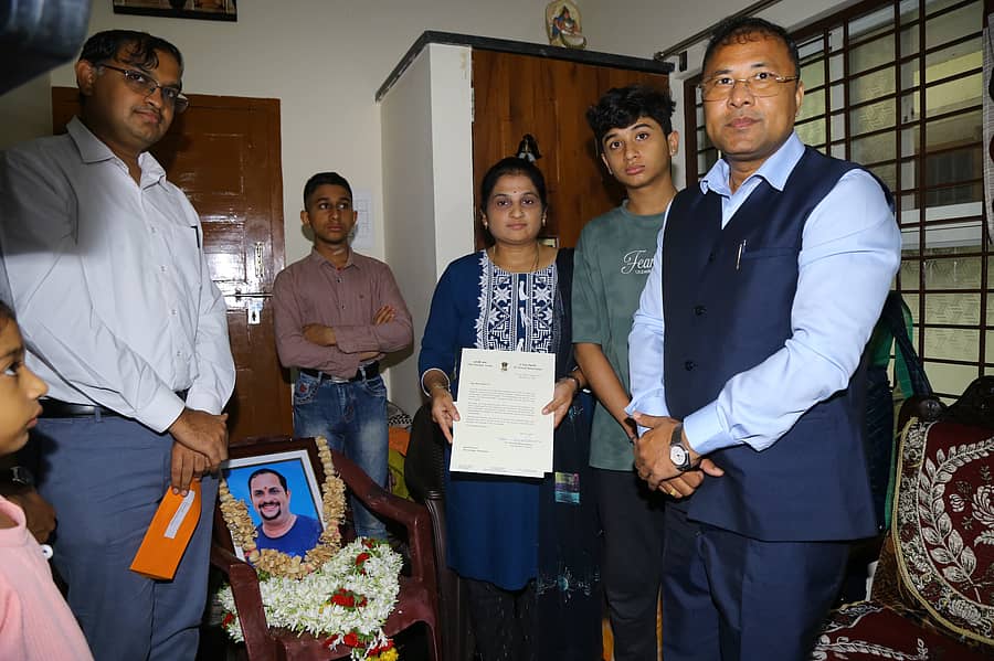 <div class="paragraphs"><p>ಶಿವಮೊಗ್ಗದಲ್ಲಿ ಭಾನುವಾರ ಮಂಜುನಾಥರಾವ್ ಕುಟುಂಬ ಸದಸ್ಯರನ್ನು ಭೇಟಿ ಮಾಡಿ ಸಾಂತ್ವನ ಹೇಳಿದೆ ಅಸ್ಸಾಂ ಸಚಿವ</p></div>