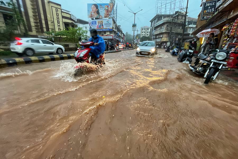 ಮಂಗಳೂರಿನಲ್ಲಿ ಸೋಮವಾರ ಕೆ.ಎಸ್.ರಾವ್‌ ರಸ್ತೆಯಲ್ಲೇ ಮಳೆ ನೀರು ಹರಿದು ವಾಹನ ಸವಾರರು ಸಮಸ್ಯೆ ಎದುರಿಸಿದರು: ಪ್ರಜಾವಾಣಿ ಚಿತ್ರ/ ಫಕ್ರುದ್ದೀನ್ ಎಚ್‌