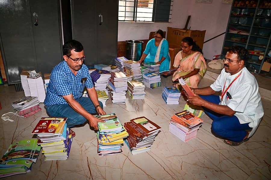 ದಾವಣಗೆರೆಯ ನಿಟುವಳ್ಳಿ ಸರ್ಕಾರಿ ಪ್ರಾಥಮಿಕ ಮತ್ತು ಪ್ರೌಢ ಶಾಲೆಯಲ್ಲಿ ವಿದ್ಯಾರ್ಥಿಗಳಿಗೆ ವಿತರಿಸಲು ಹೊಸ ಪಠ್ಯಪುಸ್ತಕಗಳನ್ನು ಶಿಕ್ಷಕರು ಜೋಡಿಸುತ್ತಿರುವುದು ಕಂಡು ಬಂತು ಪ್ರಜಾವಾಣಿ ಚಿತ್ರ: ಸತೀಶ ಬಡಿಗೇರ್