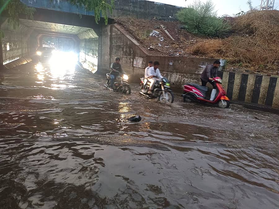 ಕಲಬುರಗಿ ನಗರದ ರೈಲ್ವೆ ಅಂಡರ್‌ ಬ್ರಿಡ್ಜ್‌ ಕೆಳಗೆ ಮಳೆ ನೀರು ಸಂಗ್ರಹಗೊಂಡಿರುವುದು
